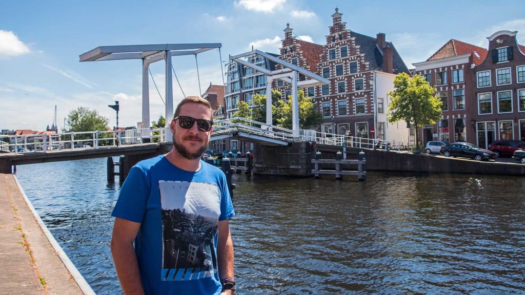 Tobi am Kanal in Haarlem