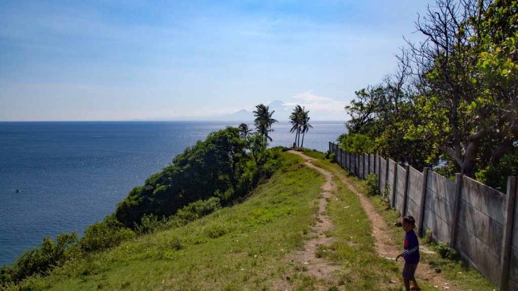 Der Weg zum Viewpoint auf dem Bukit Malaka, im Hintergrund ist Bali und sein Vulkan zu sehen