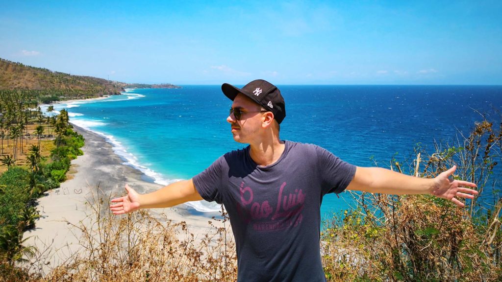 Marcel mit der Aussicht auf den Setangi Beach Lombok