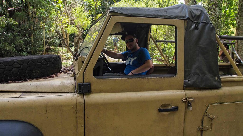 Tobi im Jeep im Singapur Zoo