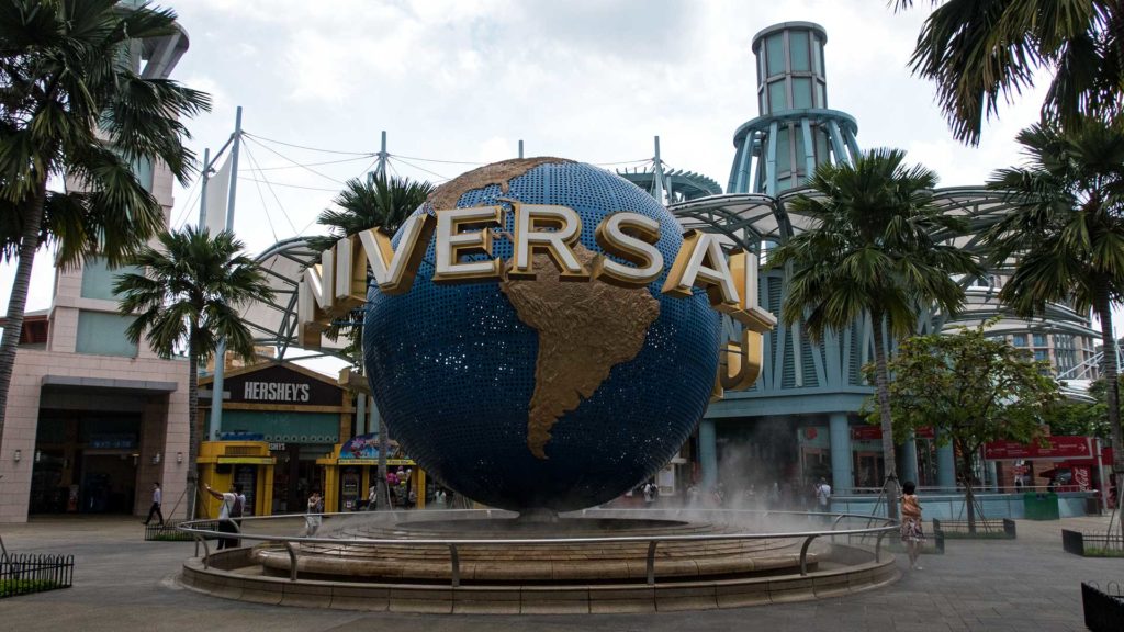 Der Eingang zu den Universal Studios auf Sentosa Island in Singapur