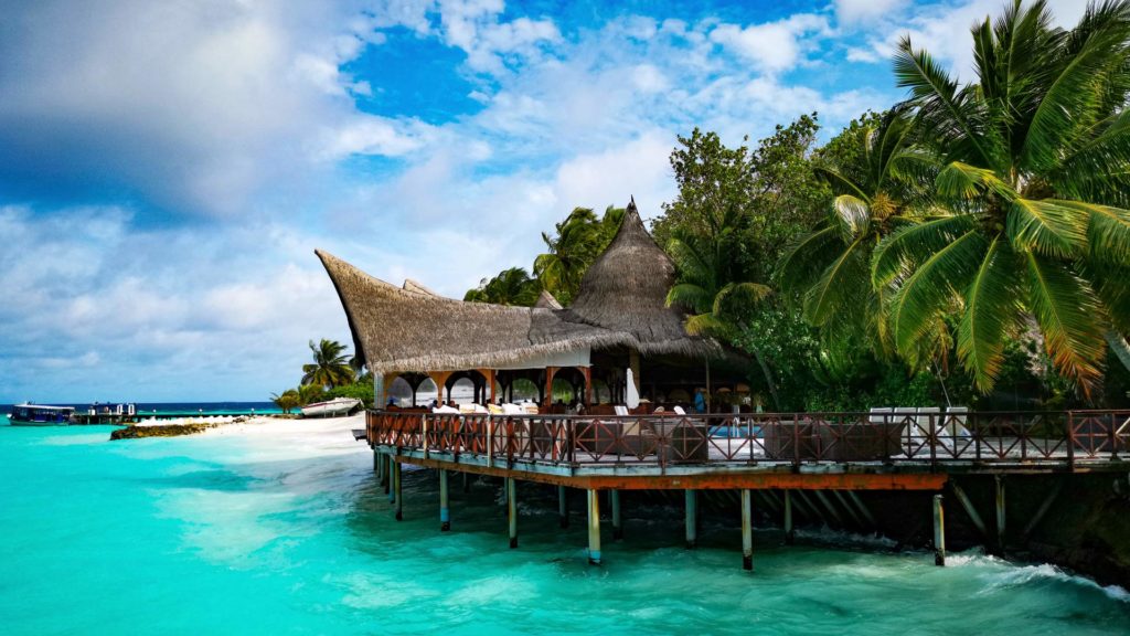 Außenbereich vom Restaurant im Thulhagiri Island Resort auf den Malediven