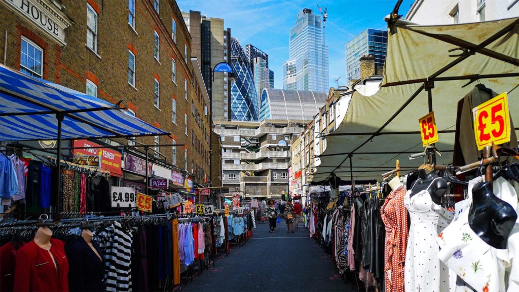 Aussicht auf die Londoner Skyline vom Petticoat Market in Shoreditch