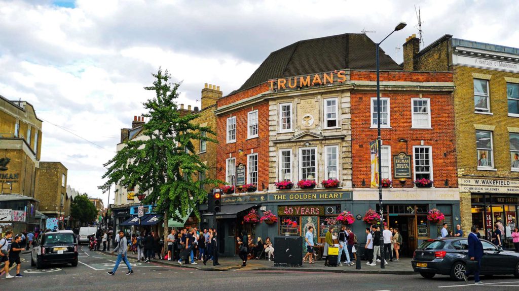 Das Truman's Pub ist beliebt am Abend in Shoreditch, London