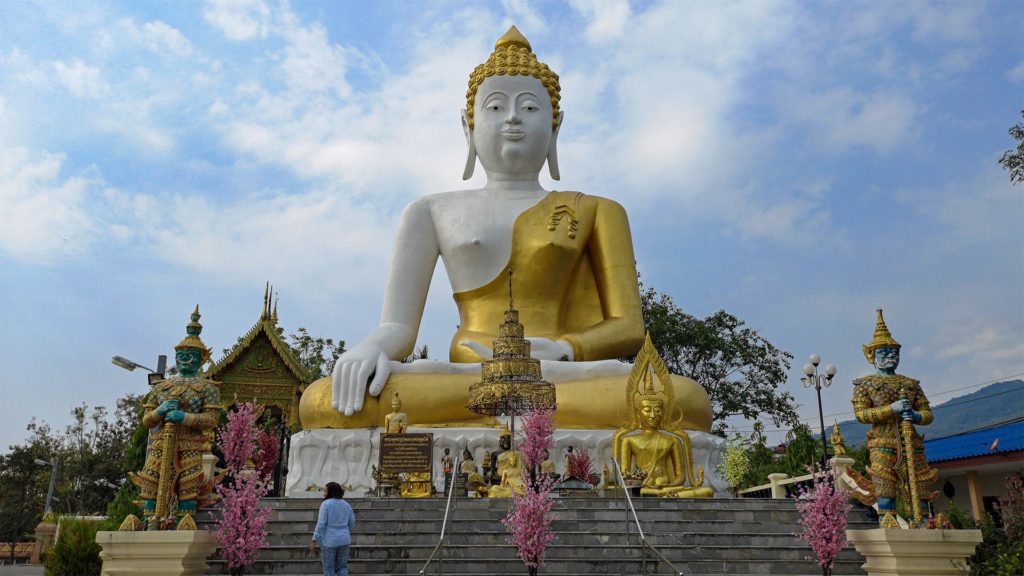 Der Big Buddha des Wat Phra That Doi Kham außerhalb von Chiang Mai