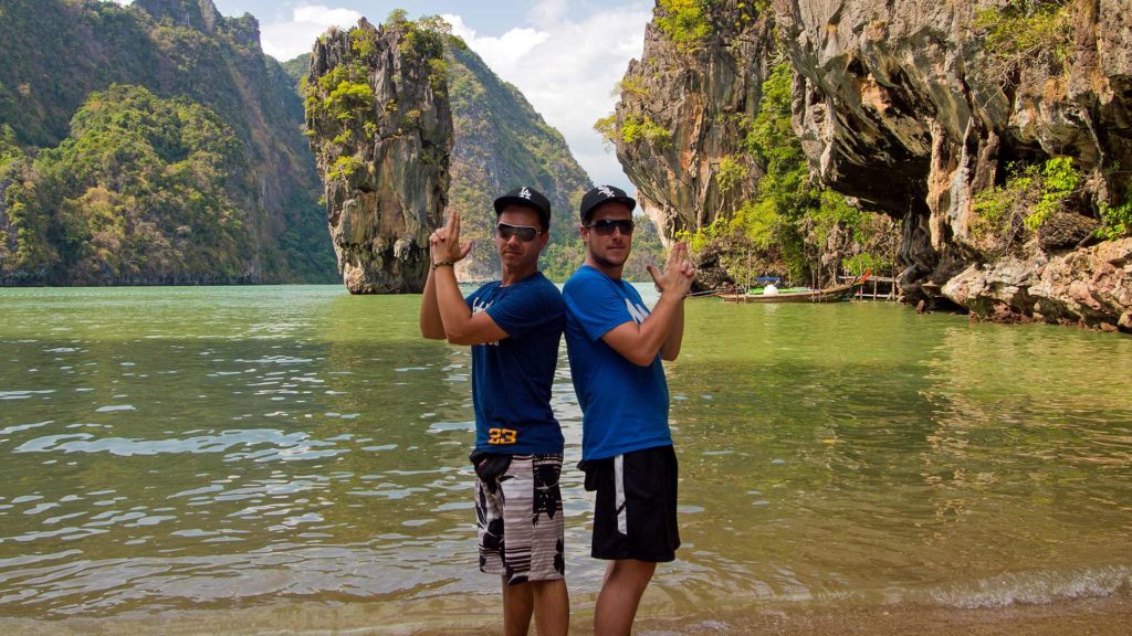 Marcel und Tobi vor dem berühmten Felsen der James Bond Island