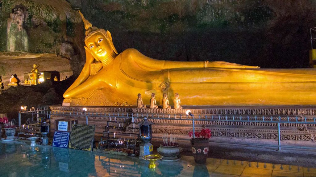 Liegender Buddha im Wat Suwan Kuha, Phang Nga