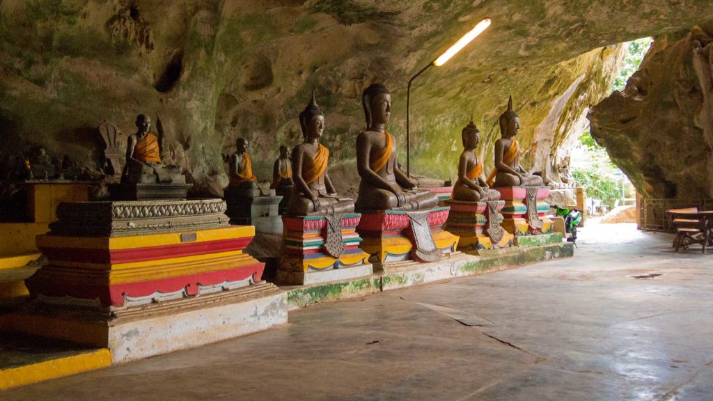 Buddha-Statuen im Tempel Wat Suwan Kuha, Phang Nga