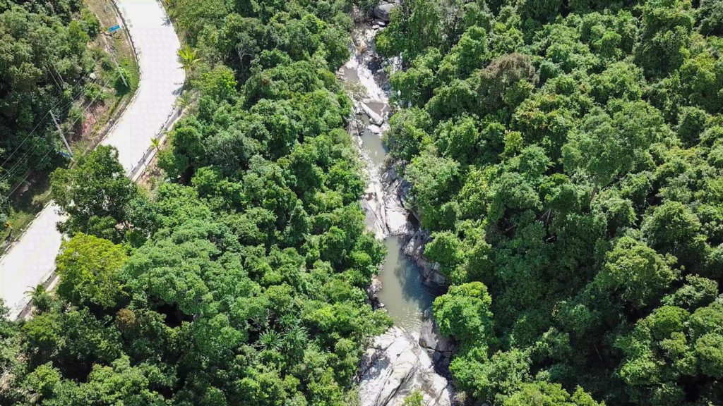 Straße im Nationalpark und der Than Sadet Wasserfall mit der Drohne aufgenommen