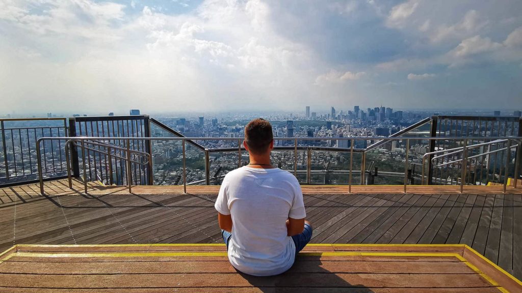 Marcel und die Aussicht vom Mori Tower, Roppongi Hills in Tokio