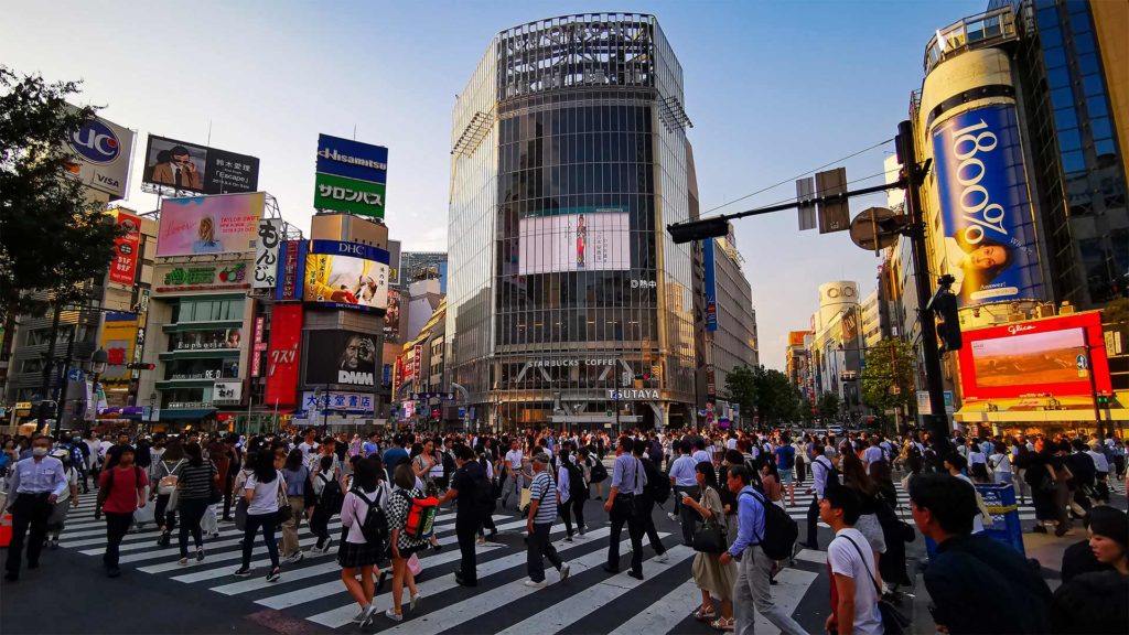 Menschen auf der berühmten Shibuya Kreuzung in Tokio