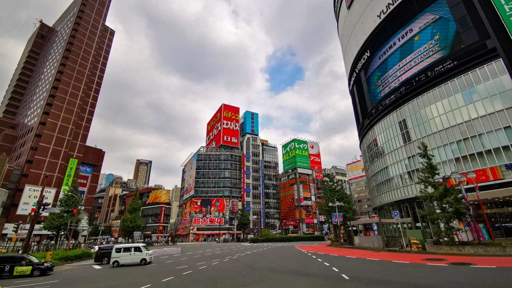 Hochhäuser mit Werbung in Shinjuku, Tokio