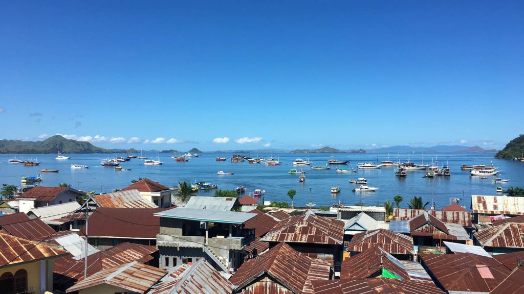 Aussicht von der Bajo Bakery auf Labuan Bajo, Flores