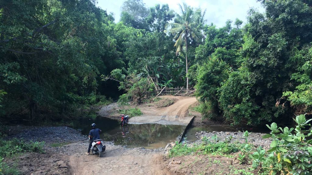 Überflutete Brücke auf dem Weg nach Wae Rebo, Flores