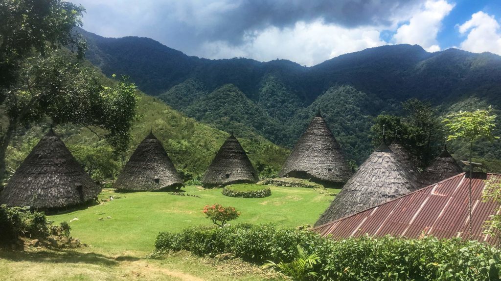 Die traditionellen Häuser im Dorf Wae Rebo, Flores (Indonesien)