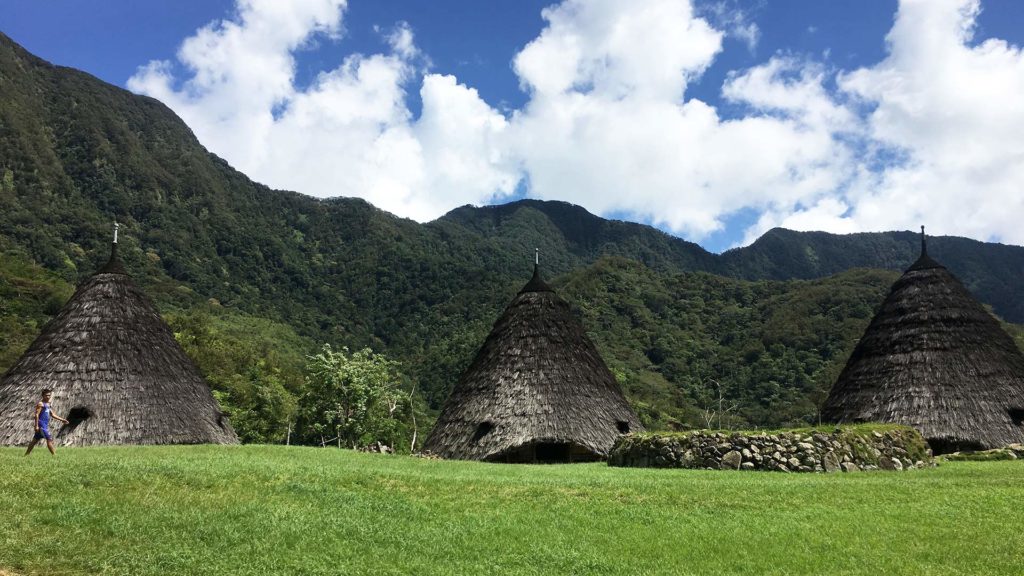 Die traditionellen Häuser im Dorf Wae Rebo, Flores (Indonesien)