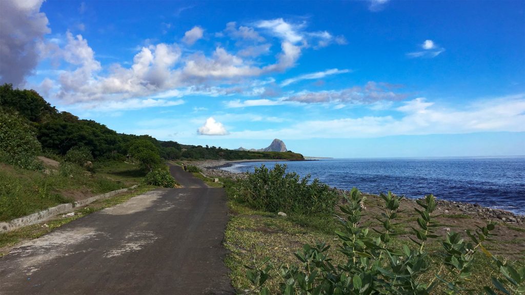 Einsame Straßen entlang der Küste auf dem Weg zur Wae Rebo Lodge, Flores