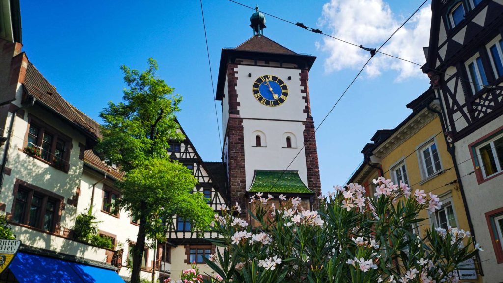 Ausblick auf das Schwabentor in der Altstadt von Freiburg