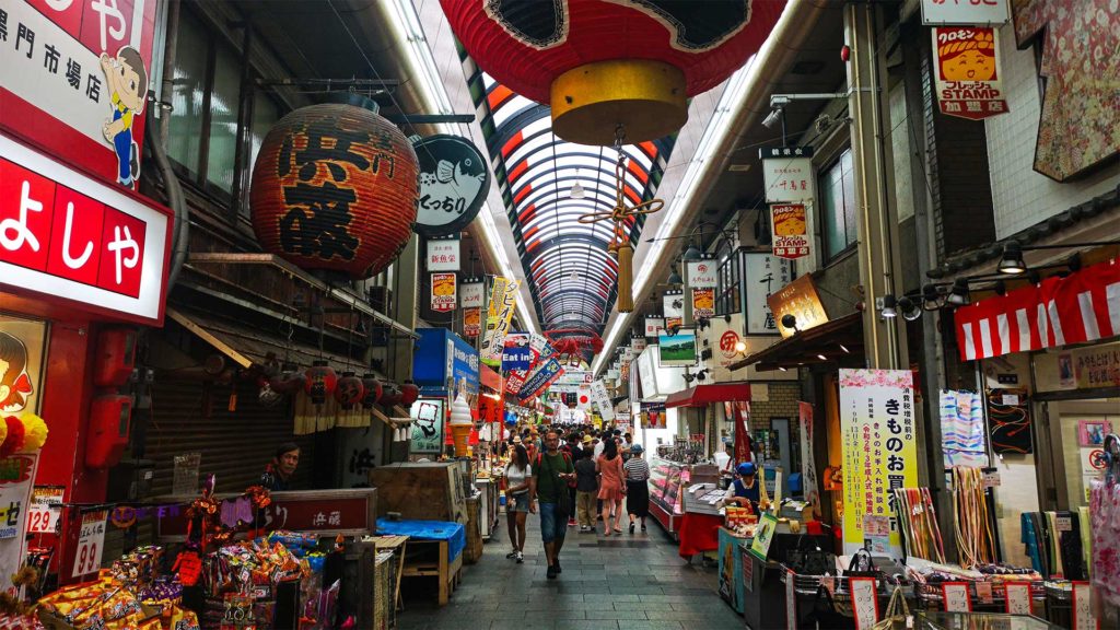 Besucher auf dem Kuromon Market von Osaka