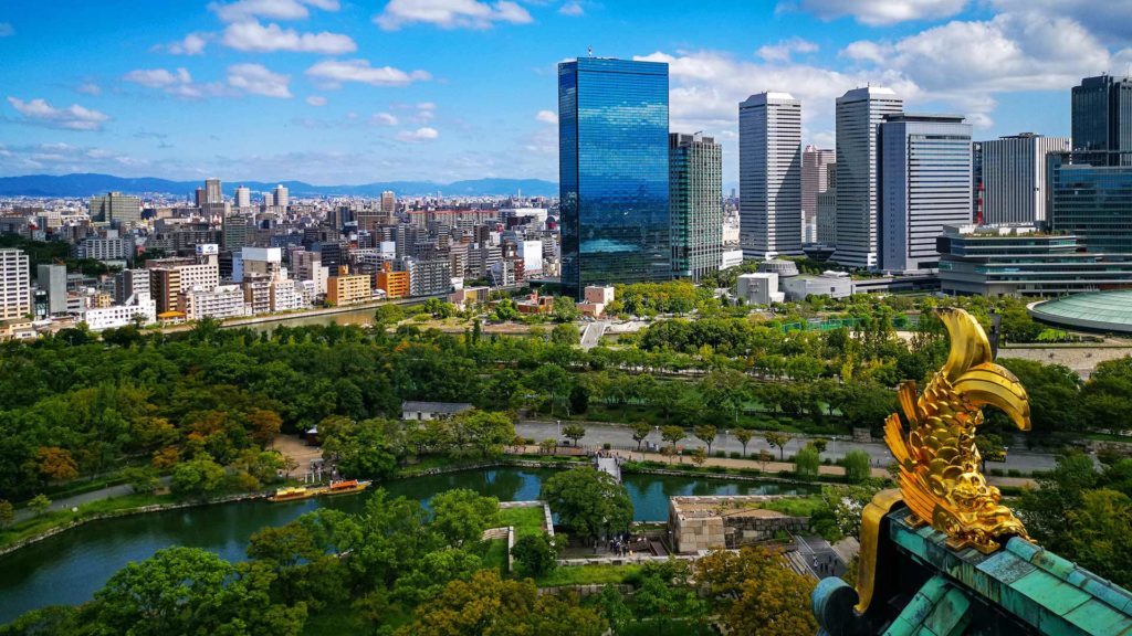 Die Aussicht vom Osaka Castle über die Stadt
