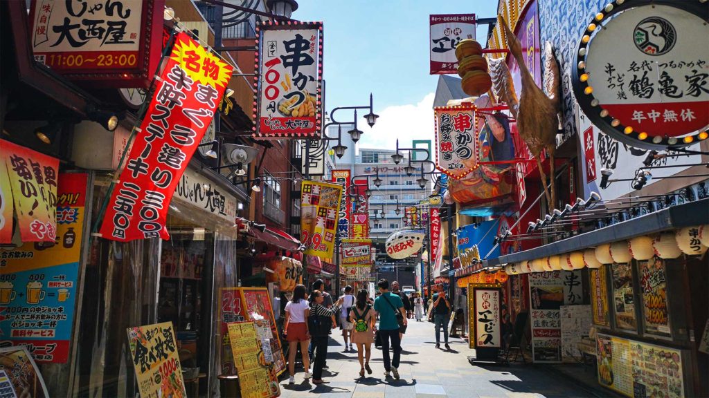 Shinsekai, die Altstadt von Osaka mit bunten Reklamen