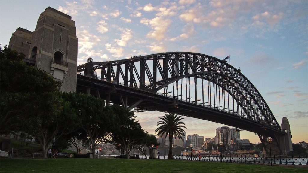 Die Harbour Bridge in Sydney bei Sonnenuntergang