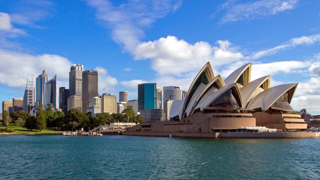 Die Sydney Opera mit der Skyline im Hintergrund