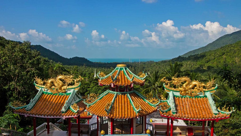 Aussicht auf die Chaloklum Bucht vom chinesischen Tempel