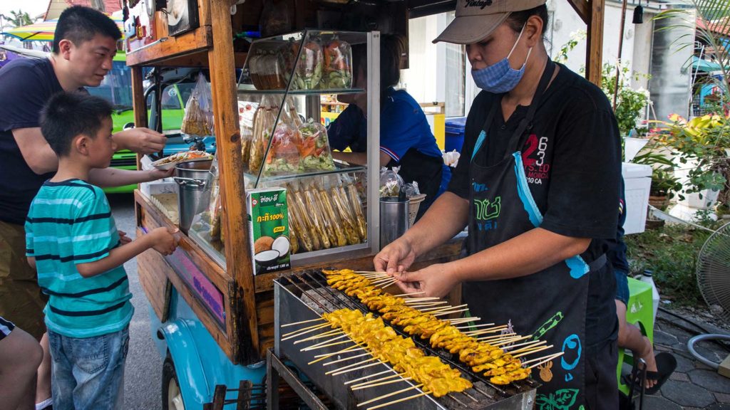 Satay-Verkäuferin auf der Lamai Walking Street, Koh Samui