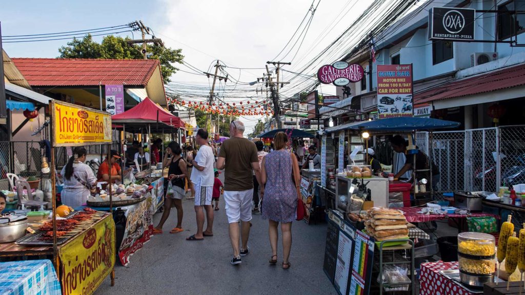 Menschen auf der Lamai Walking Street, Koh Samui