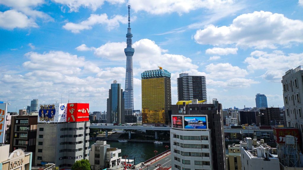 Der Tokyo Skytree und die Asahi Brauerei vom Asakusa Culture Tourist Information Center gesehen