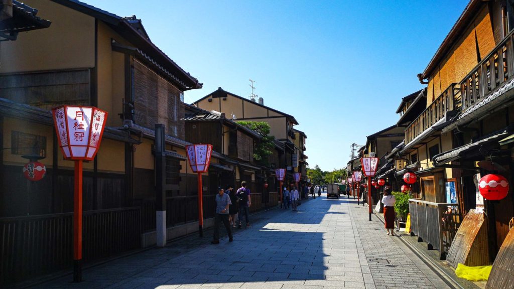 Die größte Straße Gions, die Hanami-koji, auch Kyotos Rotlichtviertel
