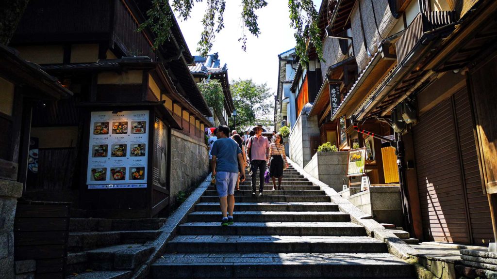 Menschen auf der Ninenzaka Treppe im Gion Viertel von Kyoto