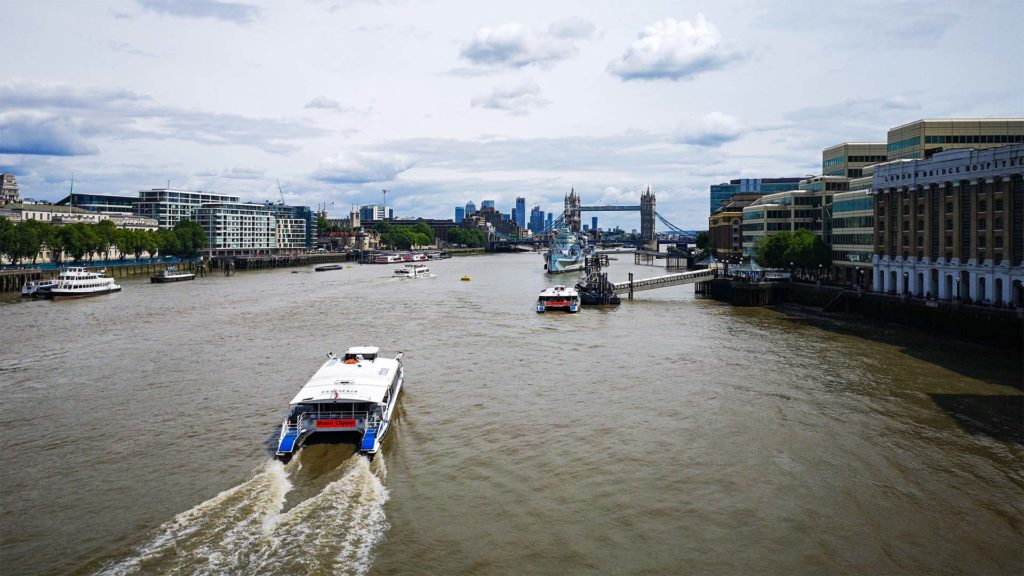 Bootsfahrt auf der Londoner Themse mit der Tower Bridge im Hintergrund