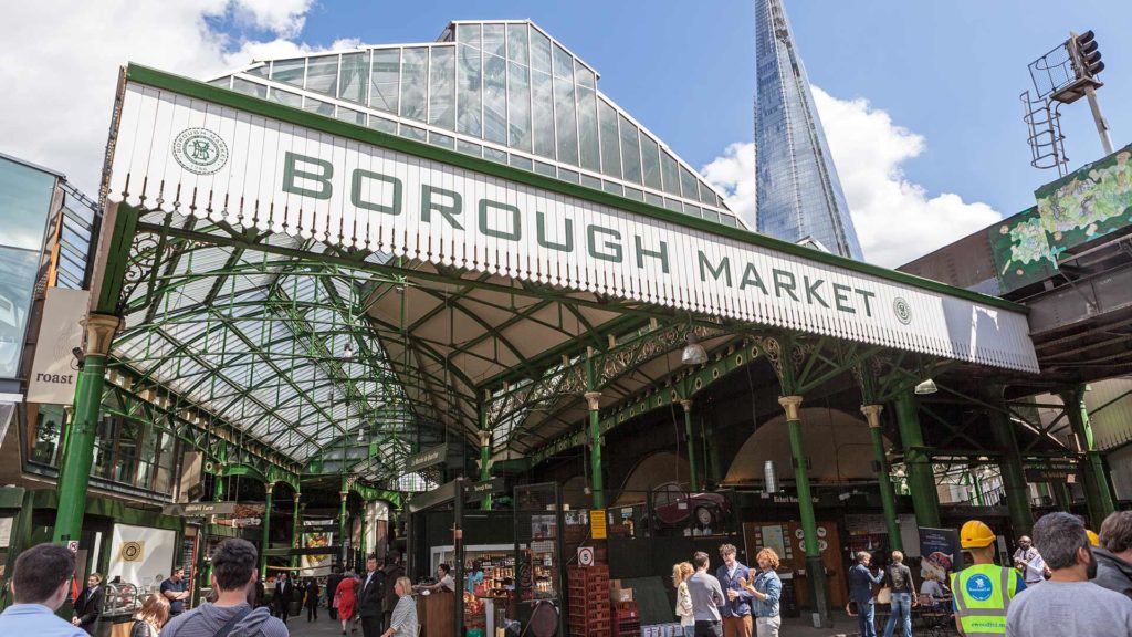 Der beliebte Borough Market in London mit the Shard im Hintergrund
