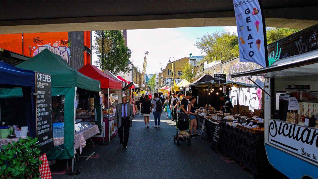 Besucher auf dem Brick Lane Market in Shoreditch, London