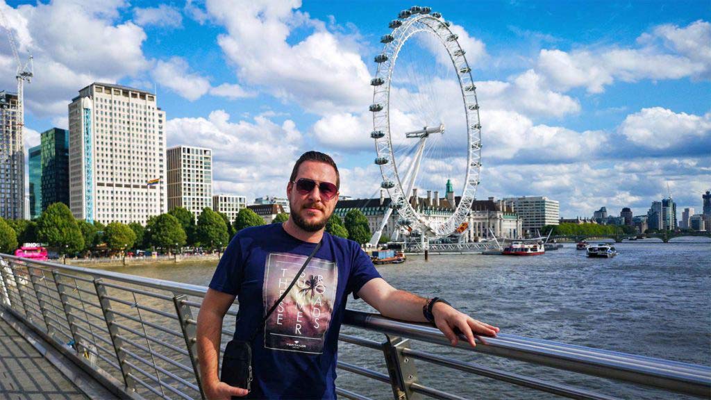 Tobi, das London Eye und die Themse im Hintergrund