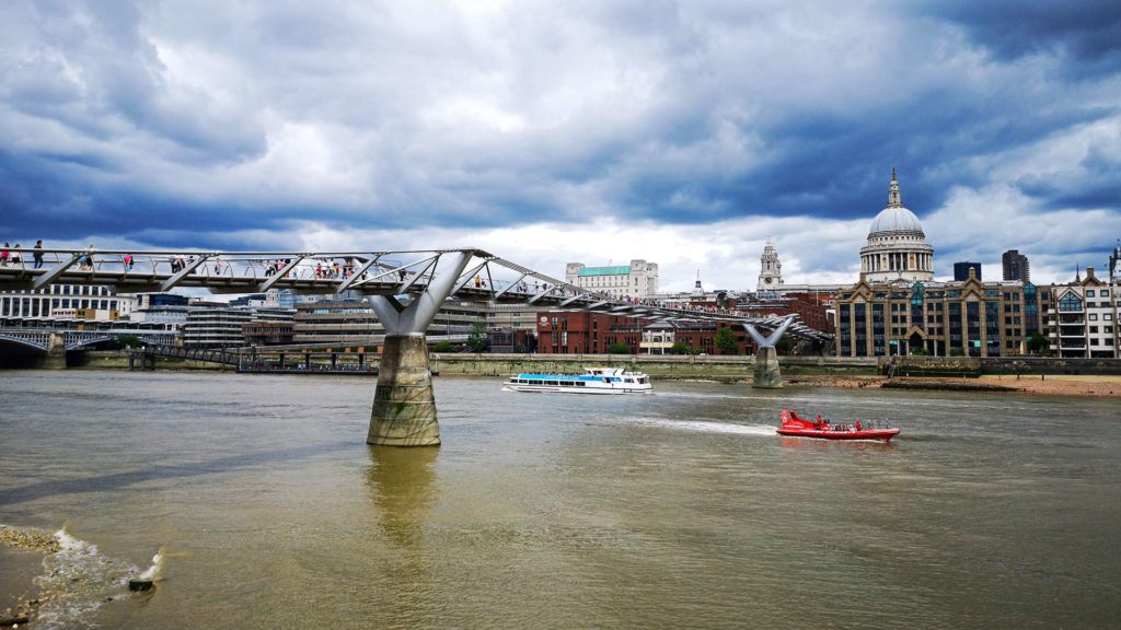 Die berühmte Millennium Bridge von London