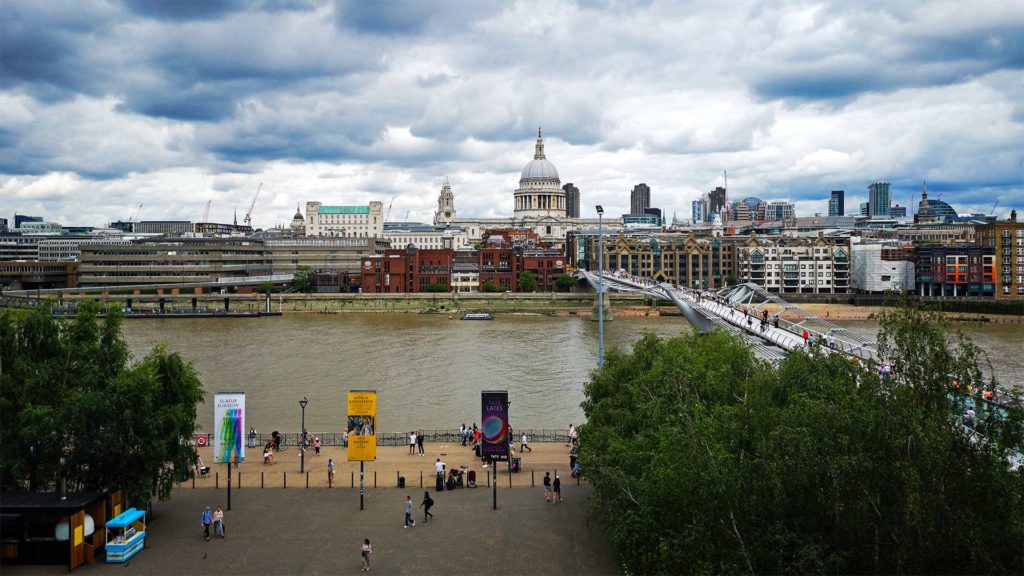 Aussicht vom Tate Modern Museum auf die St. Paul's Cathedral, London