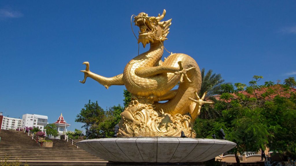 Das Golden Dragon Monument im Queen Sirikit Park von Phuket Town