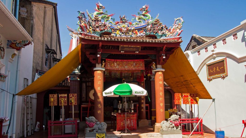 Der chinesische Tempel Shrine of the Serene Light in Phuket Town