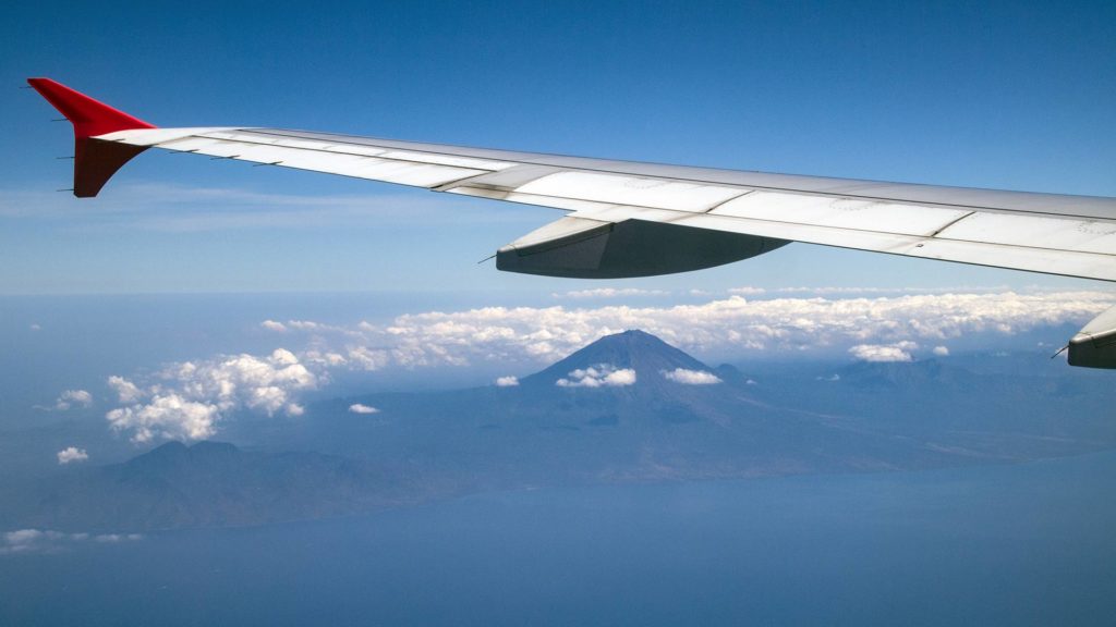 Aussicht auf Bali und den Gunung Agung (Mount Agung) Vulkan sowie den Mount Batur vom Flugzeug aus