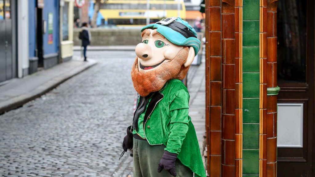 Mann als Leprechaun verkleidet in Dublin, Irland