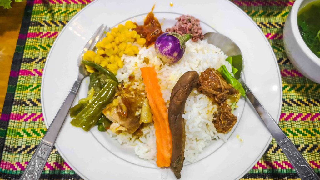 Reis mit Gemüse und Currys in Myanmar