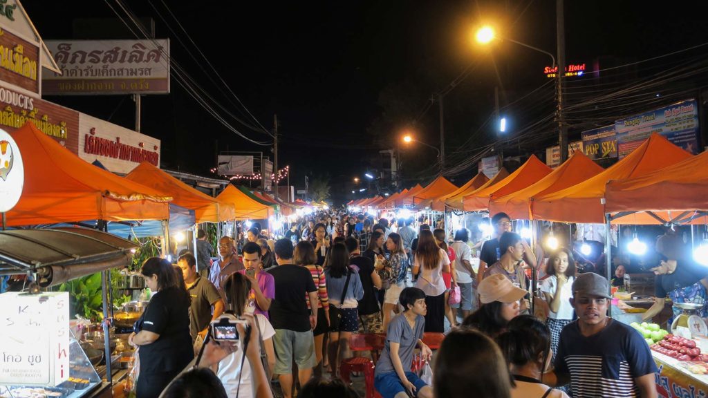 Nachtmarkt in Trang im Süden Thailands