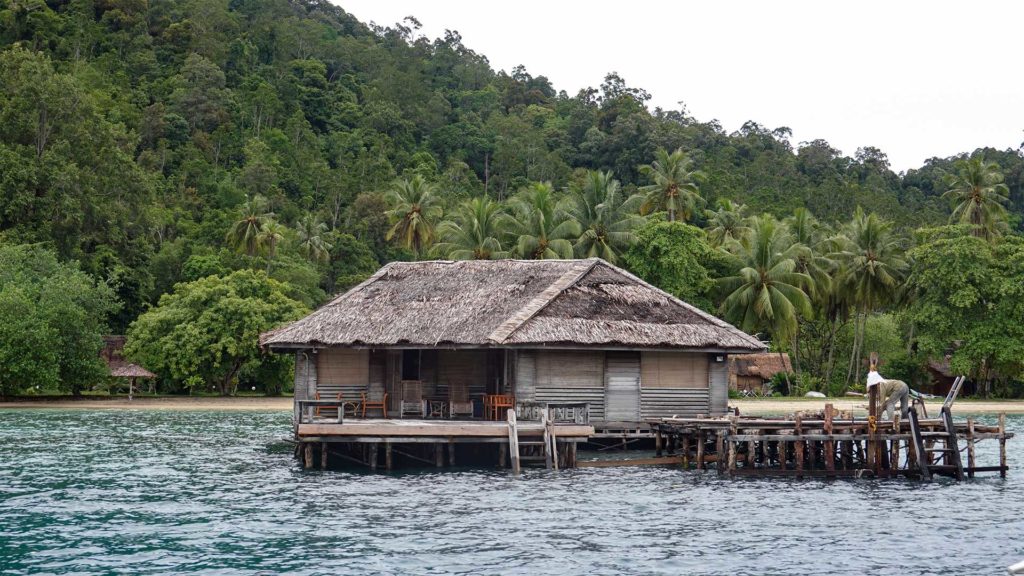 Schwimmende Bar vor der Insel Cubadak, Sumatra