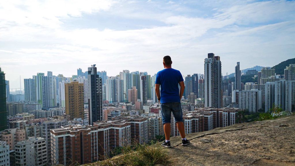 Tobi und die Aussicht auf Kowloon vom Garden Hill in Hong Kong