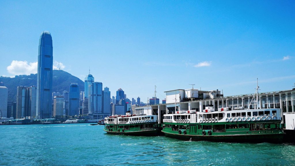 Das Star Ferry Pier in Kowloon mit Blick auf Hong Kong Island