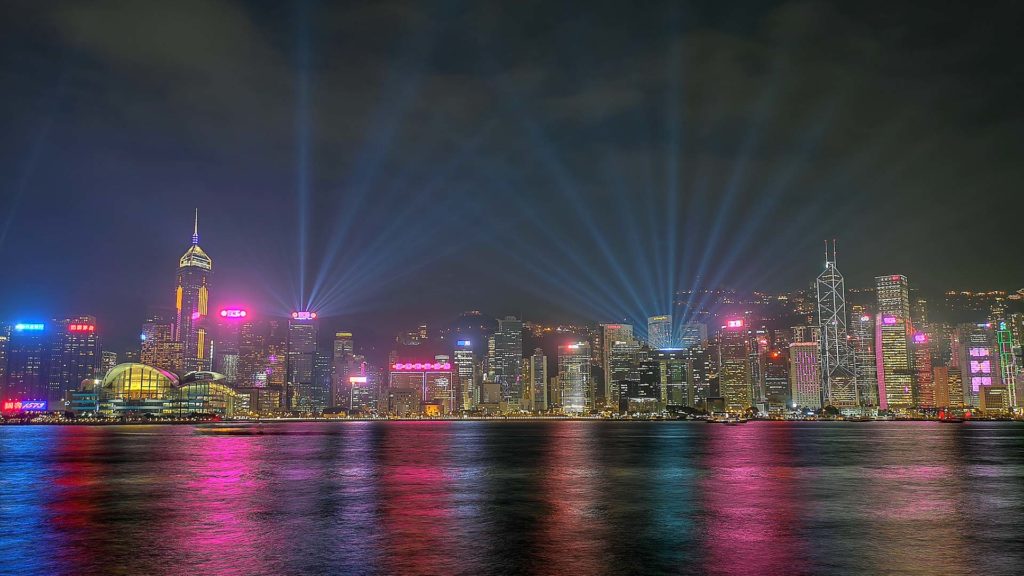 Ausblick auf das Symphony of Lights von Kowloon nach Hong Kong Island