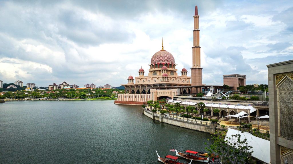 Die Putra Moschee, die Hauptmoschee von Putrajaya